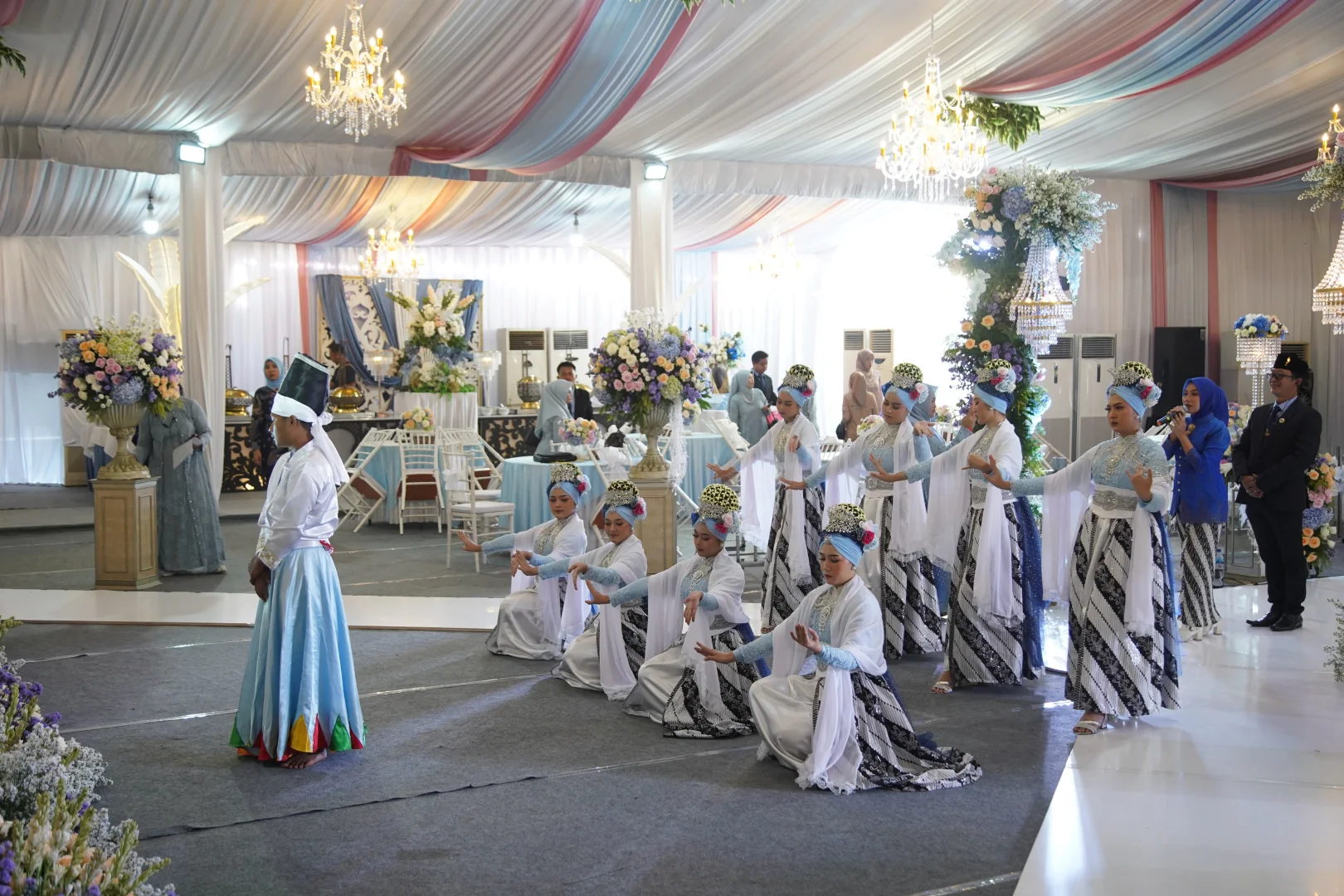 Foto Ekspresi wajah seorang penari yang mendalami perannya di atas panggung.