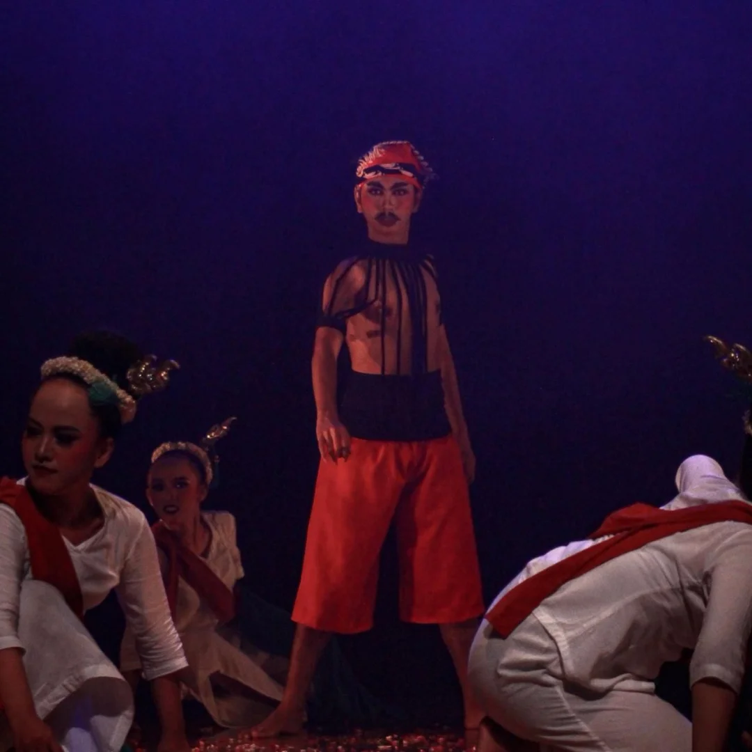 Foto Detail kostum tradisional yang indah dan berwarna-warni dari salah satu peserta lomba.