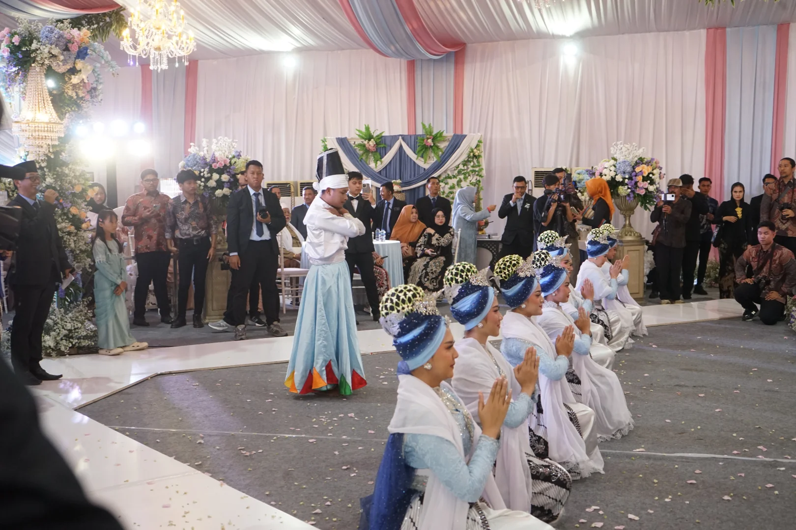 Foto Antusiasme penonton yang memadati area pertunjukan untuk menyaksikan bakat-bakat muda.