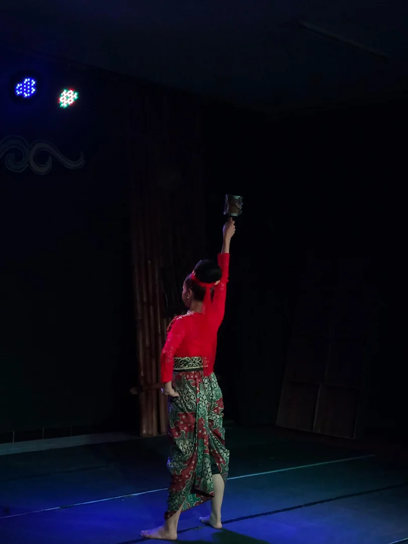 Foto Gerakan kompak para penari yang menciptakan harmoni visual yang menakjubkan.